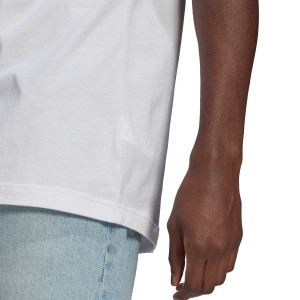 /H/G/HG1241_camiseta-adidas-bayern-graphic-blanca_4_detalle-logotipo.jpg