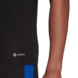 /H/M/HM7928_camiseta-adidas-tiro-essentials-negra--azul_4_detalle-logotipo.jpg