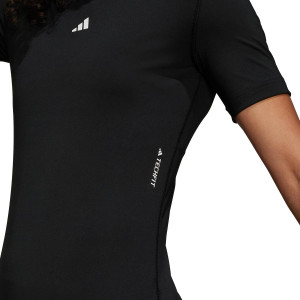 /H/N/HN9075_camiseta-adidas-techfit-mujer-training-negra_4_detalle-logotipo.jpg