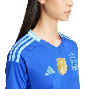 /I/P/IP8394_camiseta-adidas-2a-mujer-argentina-2024-azul_4_detalle-hombro-derecho-y-escudo.jpg