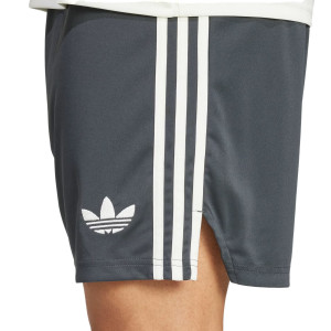 /I/Y/IY7807_short-adidas-3a-manchester-united-2024-2025-negro_4_detalle-logotipo.jpg