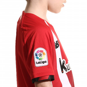 /J/T/JT130009-HME_camiseta-roja-y-blanca-rayada-new-balance-athletic-club-nino-2021-2022_4_detalle-escudo.jpg