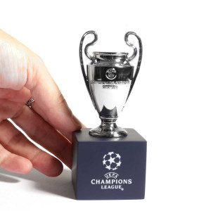 /U/E/UEFA-CL-70-HP_imagen-de-la-replica-de-trofeo-UEFA-CHAMPIONS-LEAGUE-REPLICA-70-con-pedestal_4_escala.jpg