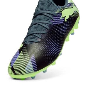 /1/0/107941-03_botas-de-futbol-para-cesped-artificial-grises--purpuras-puma-future-7-play-mg_6_detalle-frontal.jpg