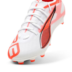 /1/0/108165-01_botas-de-futbol-con-tacos-blancas--rojas-puma-ultra-5-pro-fg-ag-jr_6_detalle-frontal.jpg