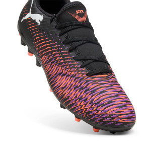 /1/0/108376-01_botas-de-futbol-para-cesped-artificial-negras--purpuras-puma-future-8-play-mg_6_detalle-frontal.jpg
