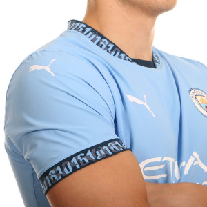 /7/7/775050-01-47FDN.A_camiseta-azul-celeste-puma-manchester-city--foden-autentica-2024-2025-pl_6_detalle-hombro-derecho.jpg