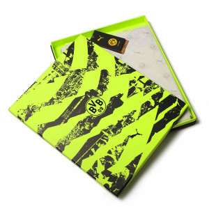 /7/7/775350-04_camiseta-amarilla-fluor-puma-anniversary-bvb-24-25_6_detalle-caja.jpg