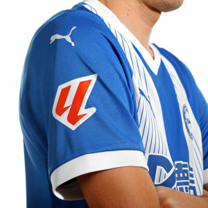 /9/3/939391-01_camiseta-azul--blanca-puma-alaves-2024-2025_6_detalle-parche-hombro-derecho.jpg