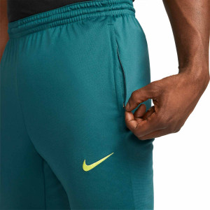 /D/C/DC9967-397_pantalon-chandal-nike-tottenham-dri-fit-strike-ucl-color-verde_6_detalle-logotipo.jpg