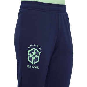 /D/M/DM9634-498_pantalon-largo-azul-marino-nike-brasil-nino-entrenamiento-dri-fit-academy-pro_6_escudo.jpg