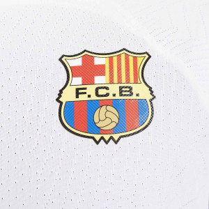 /D/X/DX2614-101-C6_camiseta-blanca-nike-2a-barcelona-gavi-23-24-df-adv-match-p-ucl_6_detalle-escudo.jpg