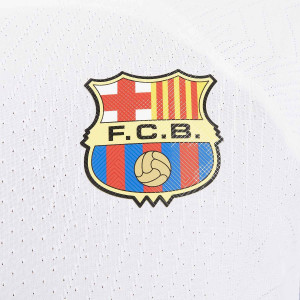 /D/X/DX2614-101-LFP_camiseta-blanca-nike-2a-barcelona-2023-2024-dri-fit-adv-match_6_detalle-escudo.jpg