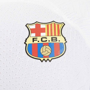 /D/X/DX2614-101_camiseta-blanca-nike-2a-barcelona-2023-2024-dri-fit-adv-match_6_detalle-escudo.jpg