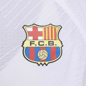 /D/X/DX2631-101-UWCL_camiseta-blanca-nike-2a-barcelona-mujer-2023-2024-dri-fit-adv-match-wcl_6_detalle-escudo.jpg