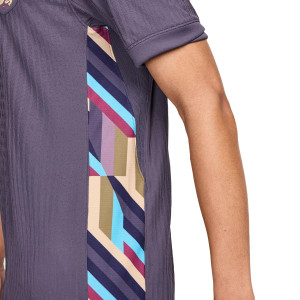 /F/J/FJ4259-573-10B_camiseta-lila-nike-2a-inglaterra-bellingham-match-24-25-dfadv_6_detalle-lateral.jpg