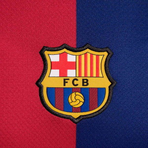 /F/N/FN8986-456-11A.A_camiseta-azulgrana-nike-barcelona-mujer-alexia-stadium-24-25-df_6_detalle-escudo.jpg