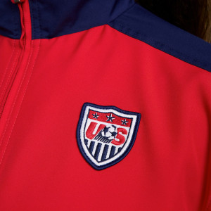 /H/F/HF1074-657_chaqueta-roja-nike-usa-femenino-1999-reissue_6_detalle-escudo.jpg