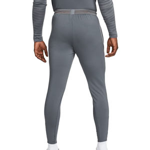 Pantalón Nike PSG entrenamiento Dri-Fit Strike UCL - Pantalón largo de entrenamiento Nike del Paris Saint-Germain de la Champions League 2021 2022 - gris oscuro