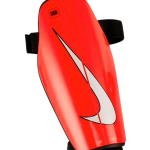 Nike Charge - Espinilleras de fútbol Nike con tobillera protectora - rojas