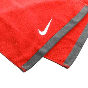 Toalla Nike Fundamental grande - Toalla mediana Nike 60cm x 120cm - roja