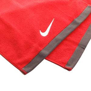 Toalla Nike Fundamental mediana - Toalla mediana Nike 35cm x 80cm - rojo