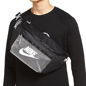 Riñonera Nike Tech Waistpack - Riñonera ajustable Nike de tamaño grande  (53 x 13 x 20 cm) - negra - detalle modelo