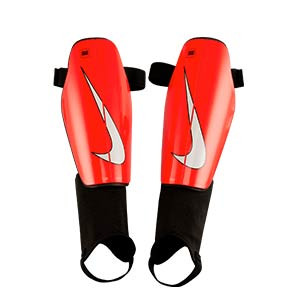Nike Charge - Espinilleras de fútbol Nike con tobillera protectora - rojas