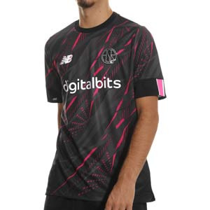Camiseta New Balance 3a AS Roma 2022 2023 - Camiseta tercera equipación New Balance del AS Roma 2022 2023 - negra, rosa