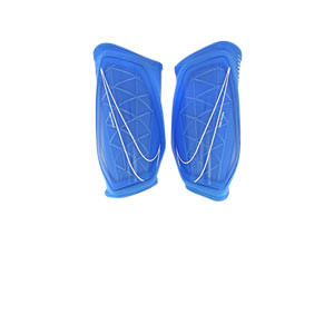 Nike Protegga - Espinilleras de fútbol Nike con mallas integradas - azul celeste - frontal