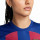detalle cuello y pecho con escudo