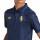 detalle cuello y pecho con escudo