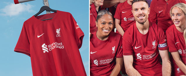 Jugadores del equipoLiverpool FC con la nueva camiseta del Liverpool 1 equipación temporada 21 22 color roja.