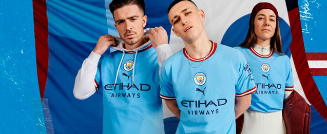 Nueva primera equipación Puma del Manchester City para la temporada 2022 2023 color azul con detalles rojos.