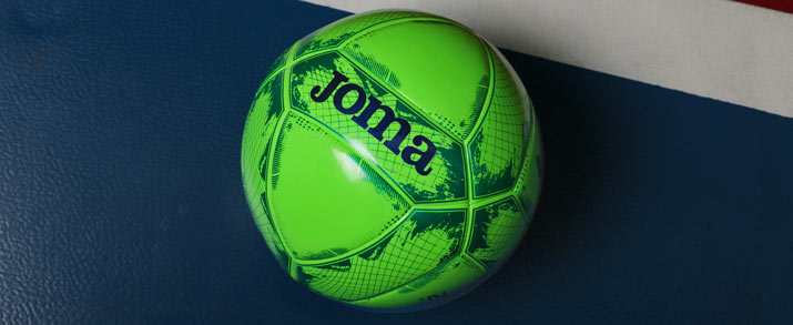 Pelotas de fútbol marca Joma color verde
