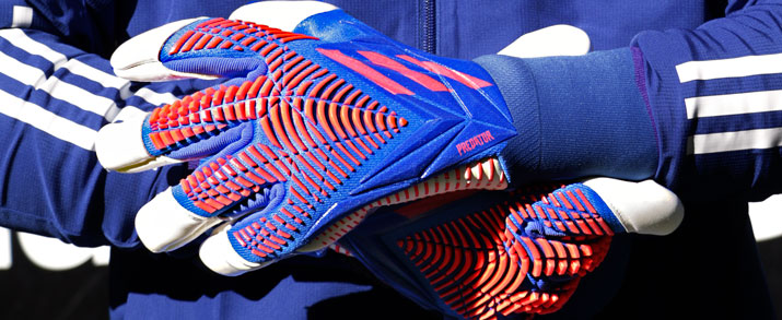 Guantes de portero marca adidas Predator color azul con detalles rojos